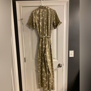 Must Have Wide Leg Jumper. Size Medium. It Has Pockets!!!